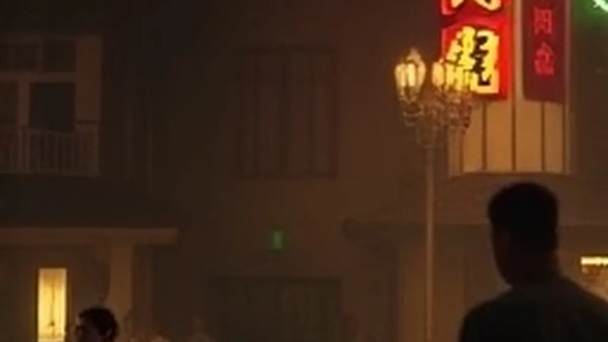 神马午夜午夜场主推画面，暖色台灯下摊开的剧本与手写分镜笔记