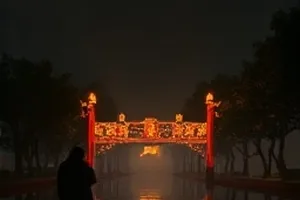 长夜将尽封面，深夜食堂窗口透出的暖黄灯光与蒸笼白汽